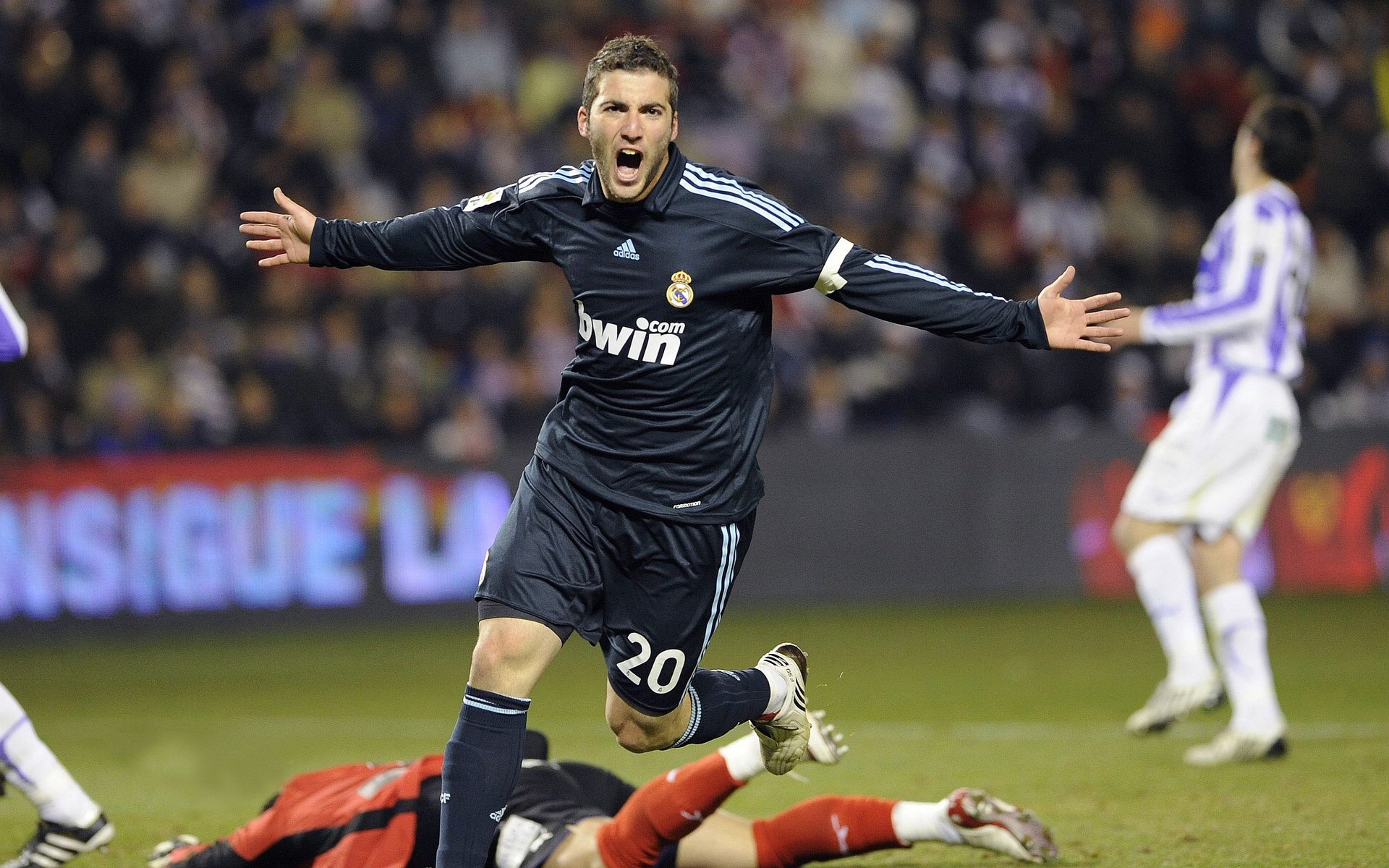 米兰体育平台登录入口-中超末轮观赛指南！海港三种方式可夺冠，申花翻盘仅剩一条路，中超申花海港直播